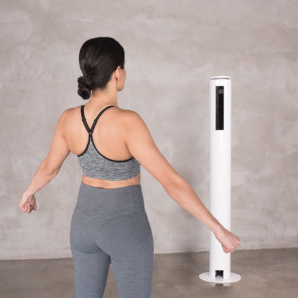 Vrouw wordt gescand door de Styku 3D body-scanner.